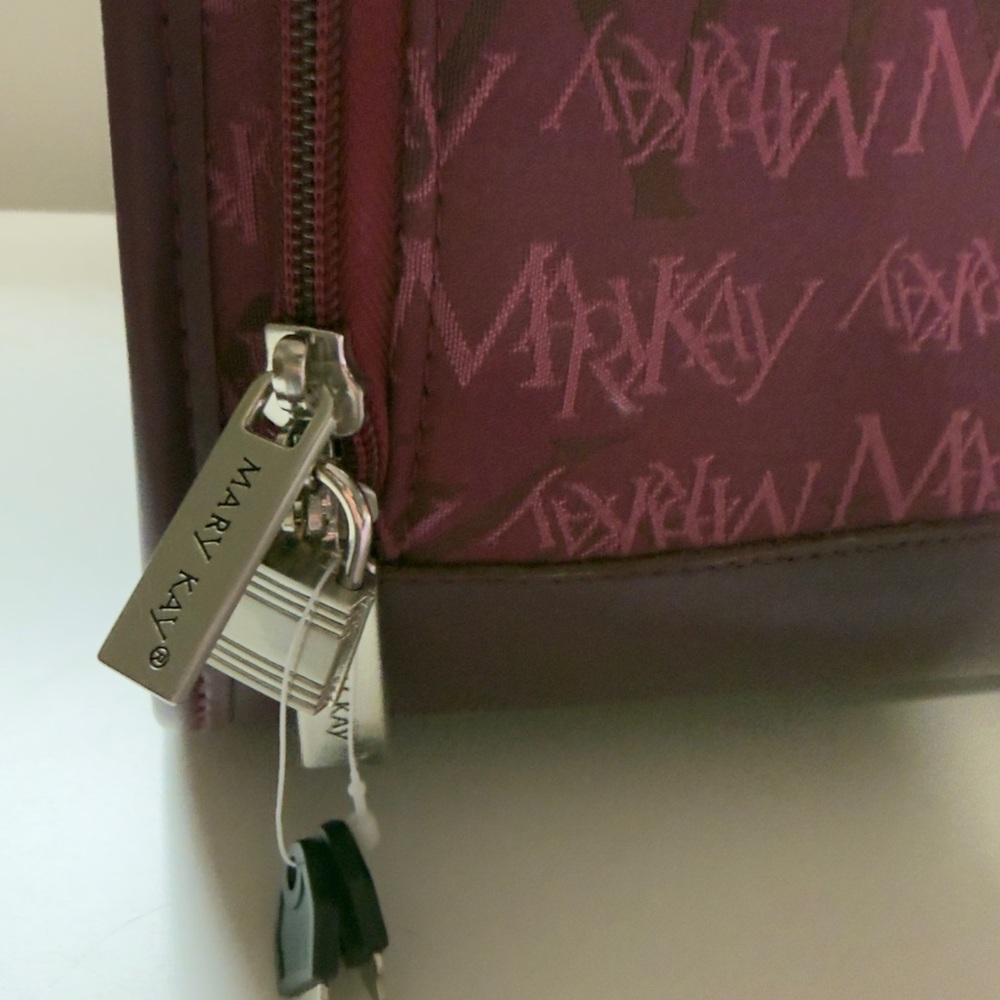 Mary Kay Carry-On Bag - Like NEW! - Picture 5 of 13